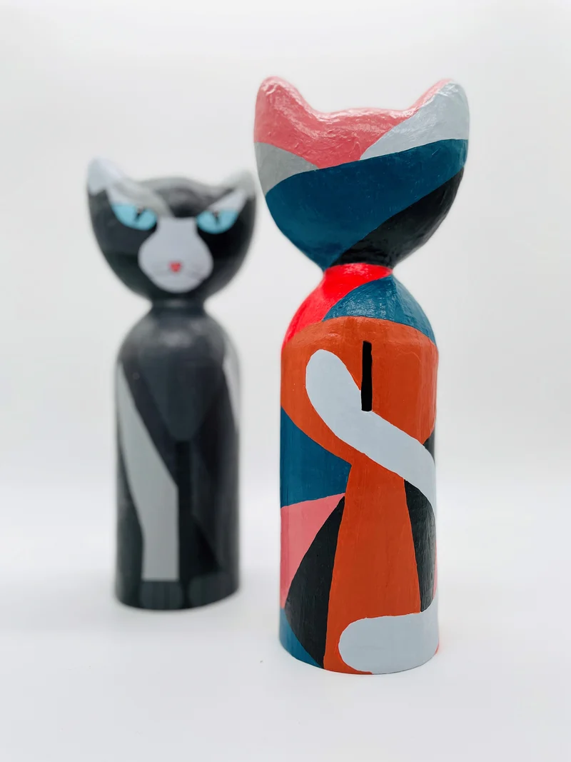 Spardose Katze – Handbemalte Spardose aus Papiermaché | Bunt & Grau