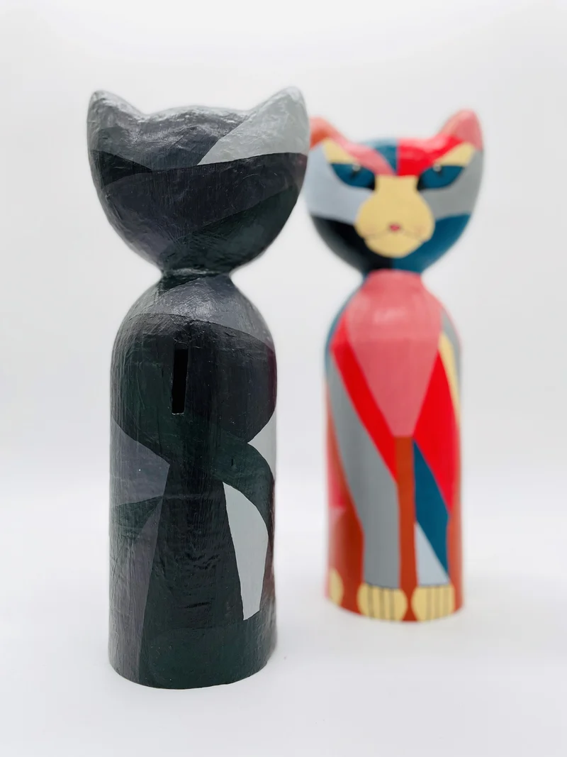 Spardose Katze – Handbemalte Spardose aus Papiermaché | Bunt & Grau