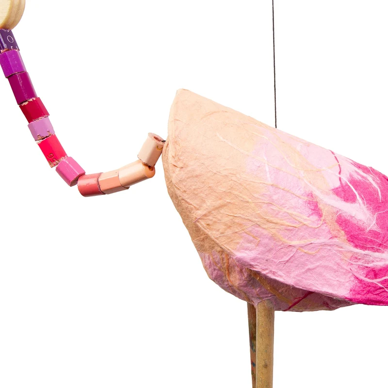 Mobilé Künstlerkranich – Mobile aus recyceltem Papier in Naturfarben