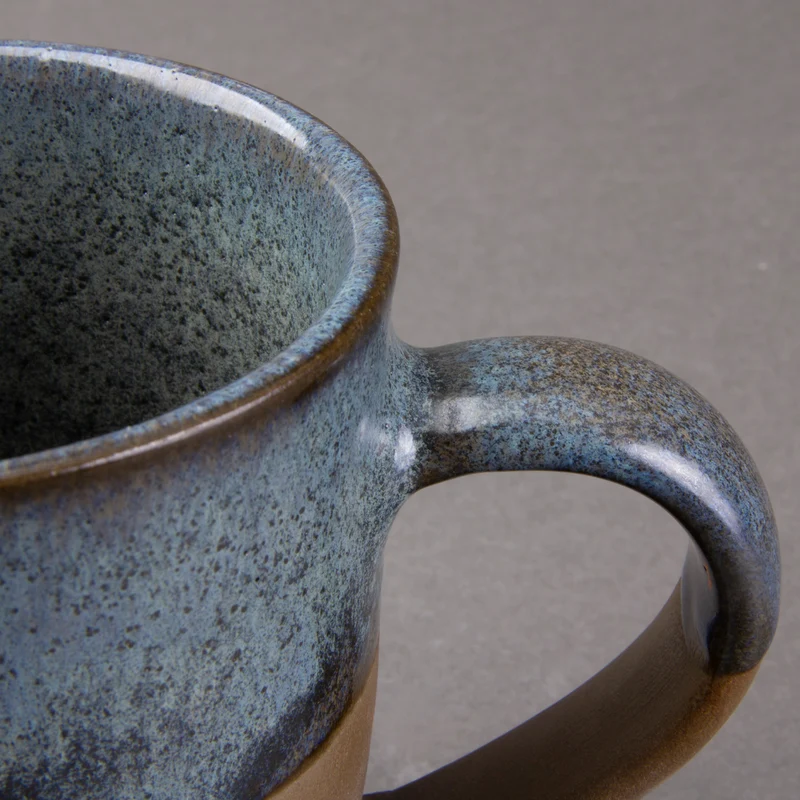 Tasse Edward – Handgefertigte Steinzeugtasse mit farbiger Glasur