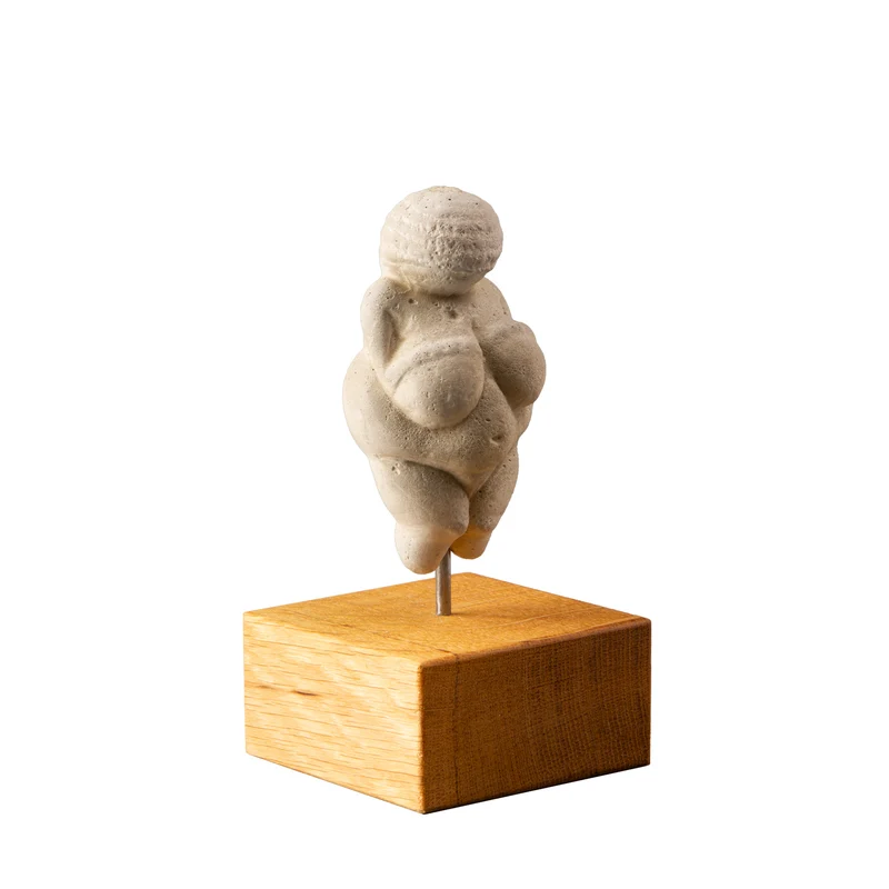 Venus auf Stativ – Venus von Willendorf Figur auf Zellan-Sockel