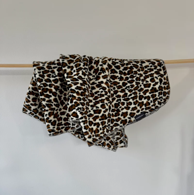 Hundedecke aus Polarfleece | Leo-Muster