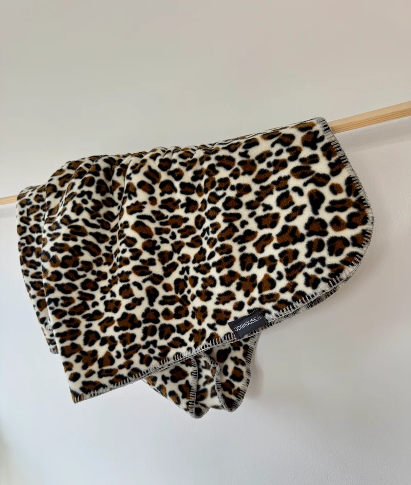 Hundedecke aus Polarfleece | Leo-Muster