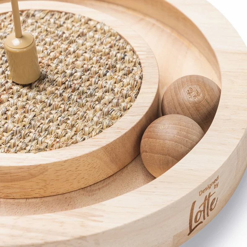 Designed by Lotte Katzenspielzeug WINNI - Ø 22 cm - Holz - 2 Kugeln Kratzbrett