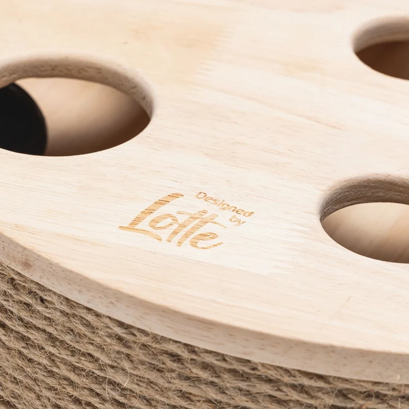 Designed by Lotte Katzenspielzeug RAYA - 30 x 7 cm - Holz - 2 Kugeln Kratzbrett