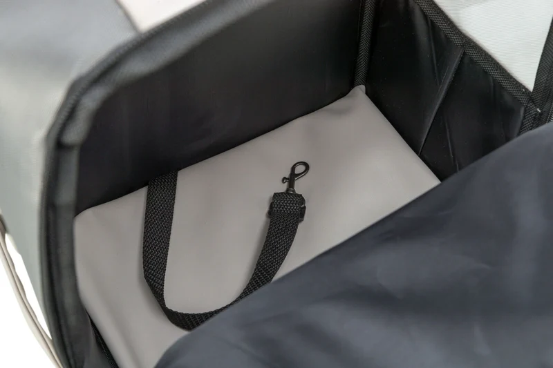 Hellgrauer Hunderucksack CityStyle aus Kunstleder mit Außentaschen und feinmaschigem Mesh