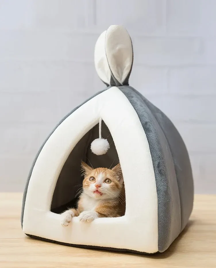Kuschelig gemütlich – Weiches Katzenbett in Höhlenform mit Spielball