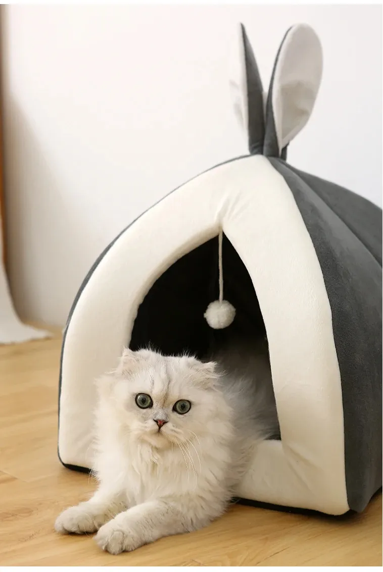 Kuschelig gemütlich – Weiches Katzenbett in Höhlenform mit Spielball