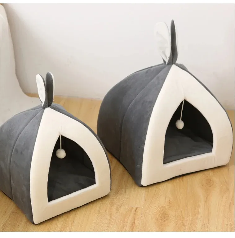 Kuschelig gemütlich – Weiches Katzenbett in Höhlenform mit Spielball