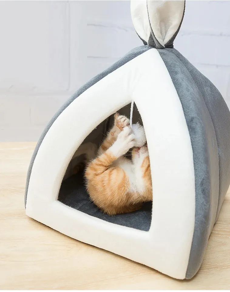 Kuschelig gemütlich – Weiches Katzenbett in Höhlenform mit Spielball
