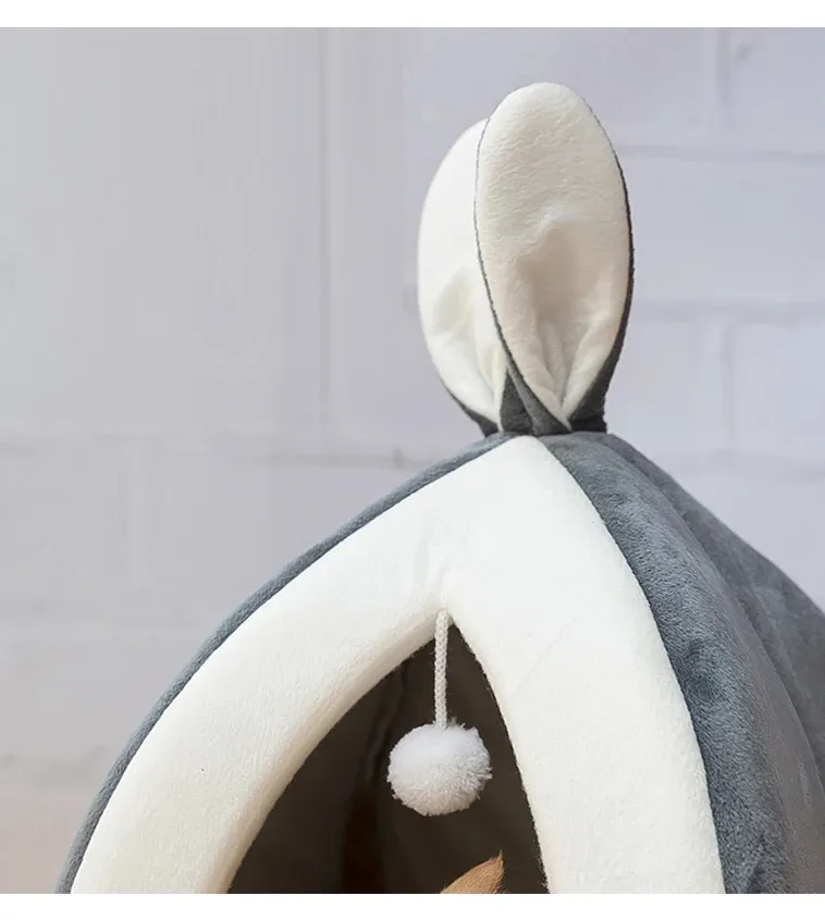 Kuschelig gemütlich – Weiches Katzenbett in Höhlenform mit Spielball