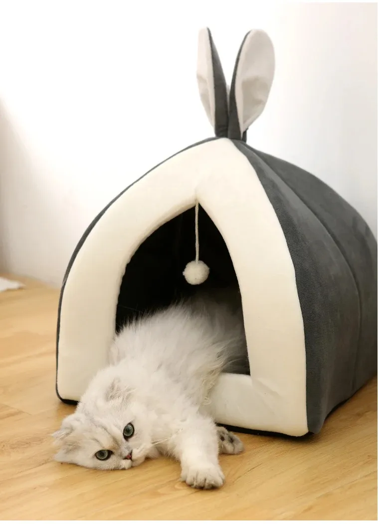 Kuschelig gemütlich – Weiches Katzenbett in Höhlenform mit Spielball