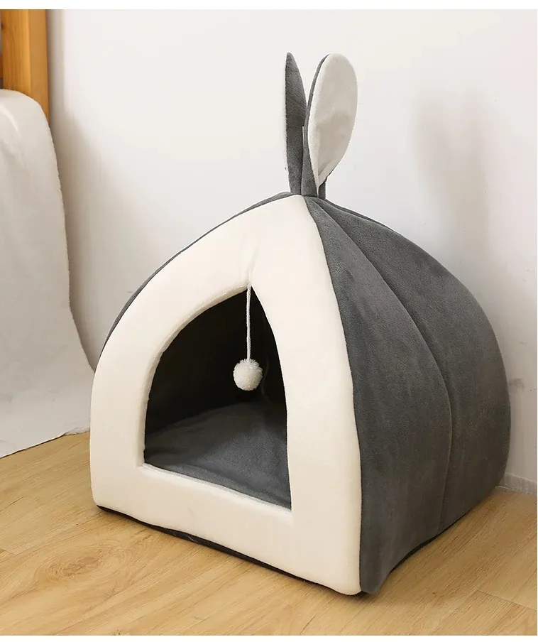 Kuschelig gemütlich – Weiches Katzenbett in Höhlenform mit Spielball