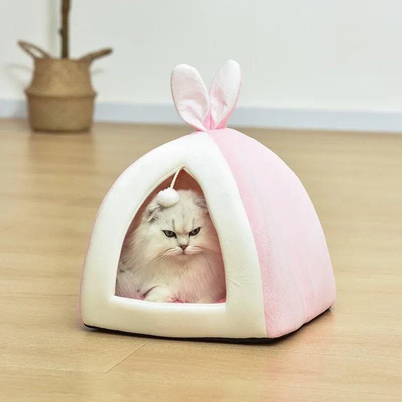 Kuschelig gemütlich – Weiches Katzenbett in Höhlenform mit Spielball