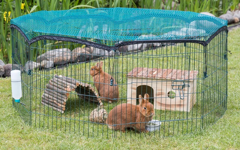 Freilaufgehege mit Schutznetz