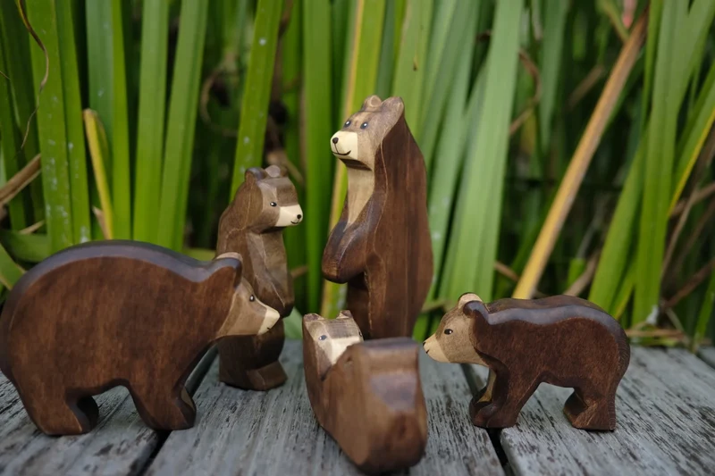 Holzwald Holzfigur Bär klein gehend