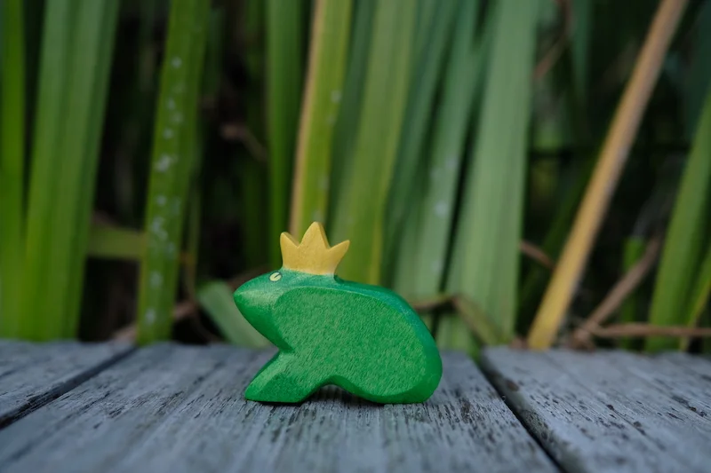 Holzwald Holzfigur Froschkönig