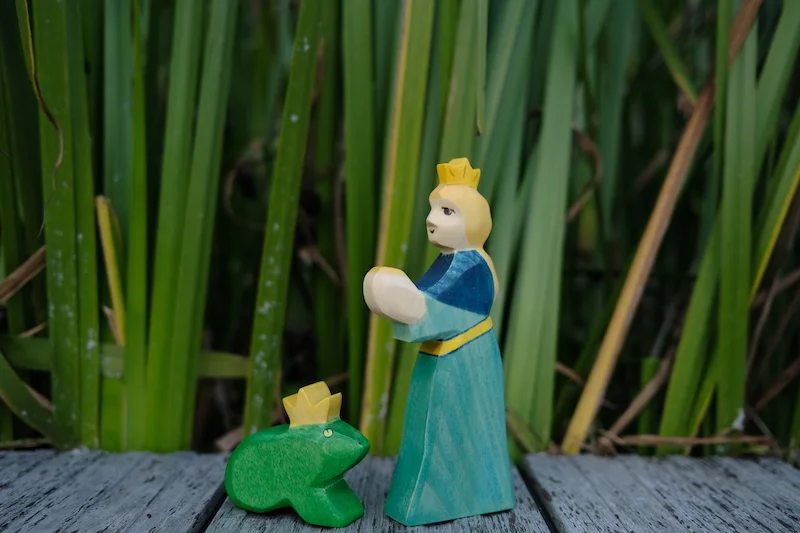 Holzwald Holzfigur Prinzessin für Froschkönig
