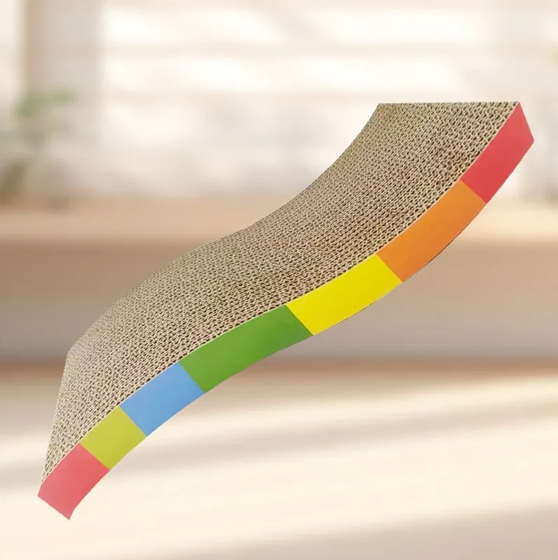 Ergonomischer Kratzliegeplatz für Katzen – Bunte Wellpappe