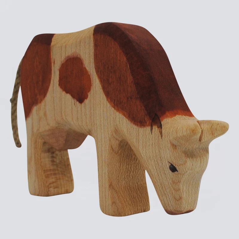 Holzwald Holzfigur Kuh fressend