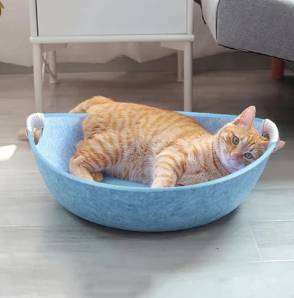 Gemütliches Katzenbett aus Filz mit Tragegriffen