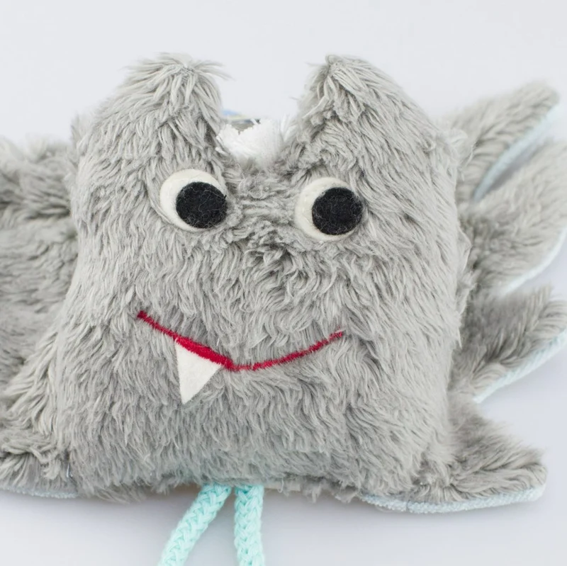 Knister-Kuschelfledermaus hellblau