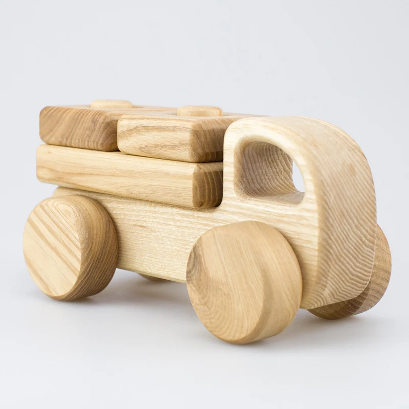 Kleines Holzauto zum Stecken