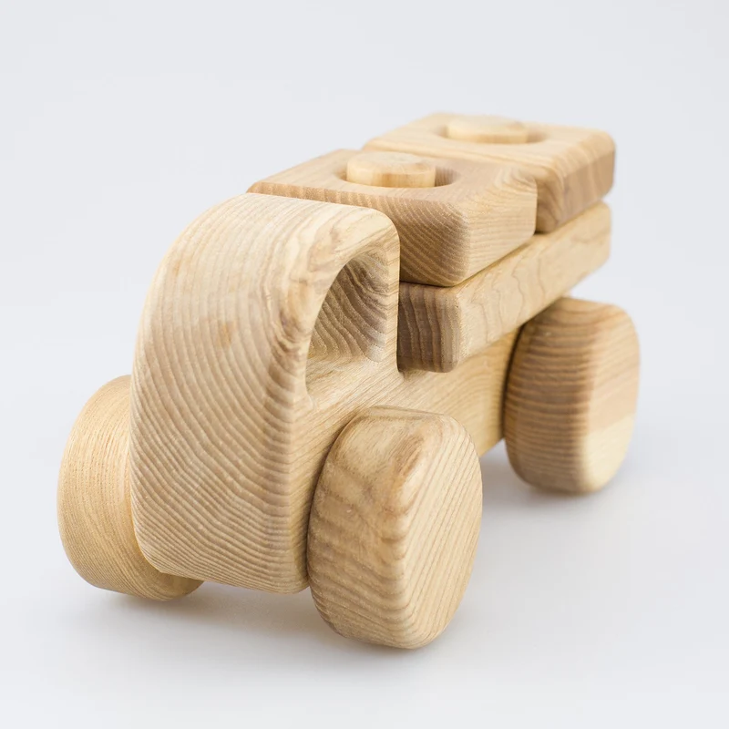 Kleines Holzauto zum Stecken