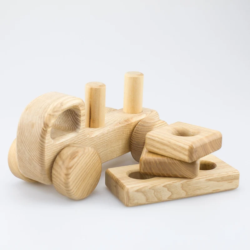 Kleines Holzauto zum Stecken