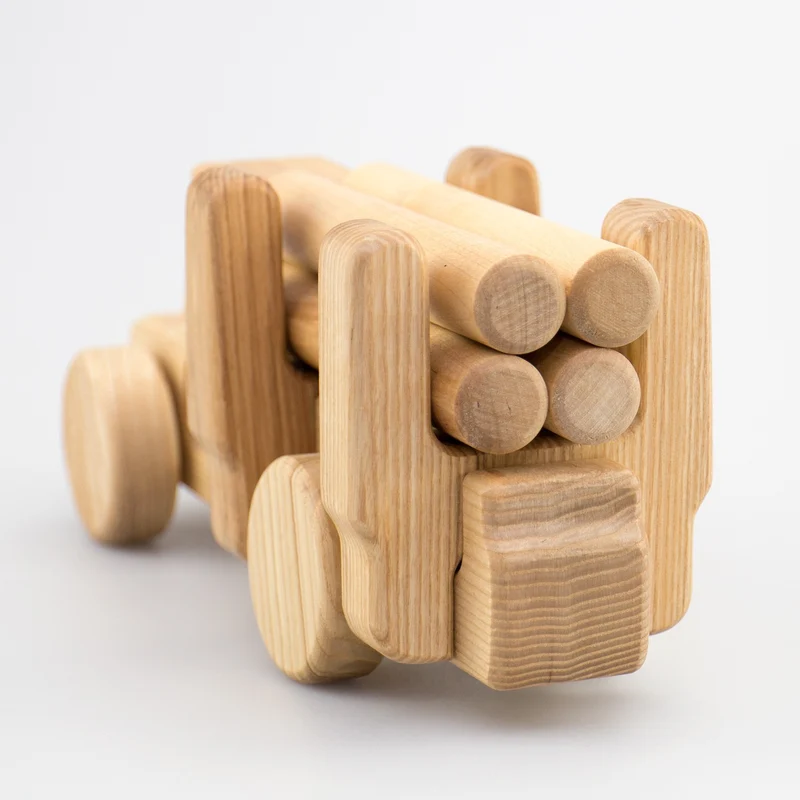 Holztraktor mit Holzstämmen