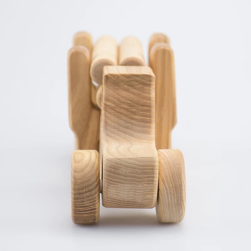Holztraktor mit Holzstämmen