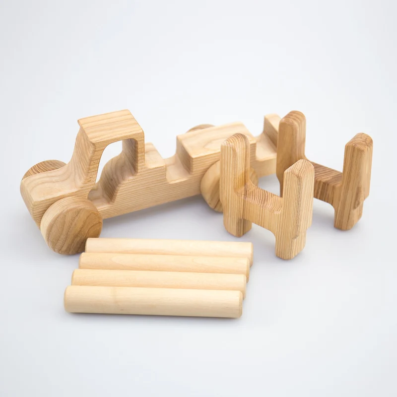 Holztraktor mit Holzstämmen
