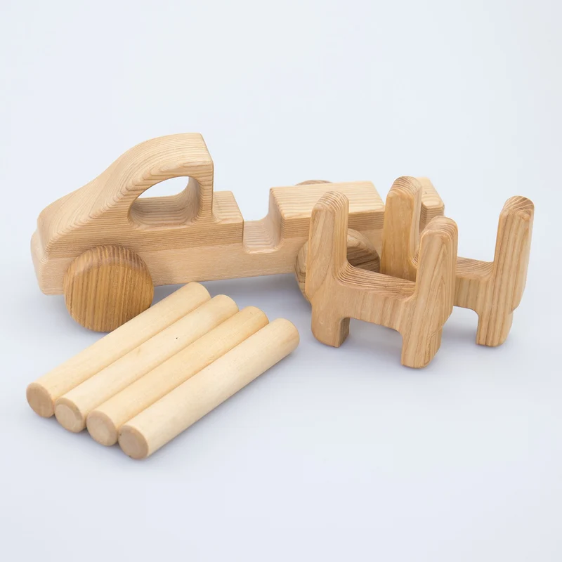 Holzauto mit Holzstämmen