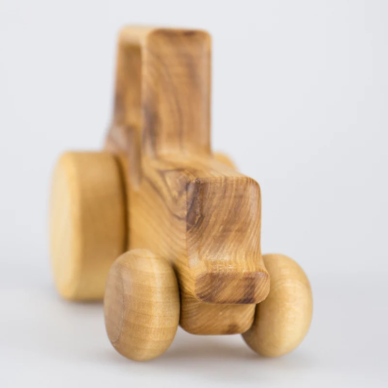 Traktor aus Holz