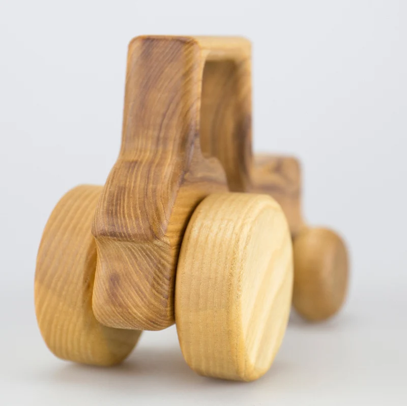 Traktor aus Holz