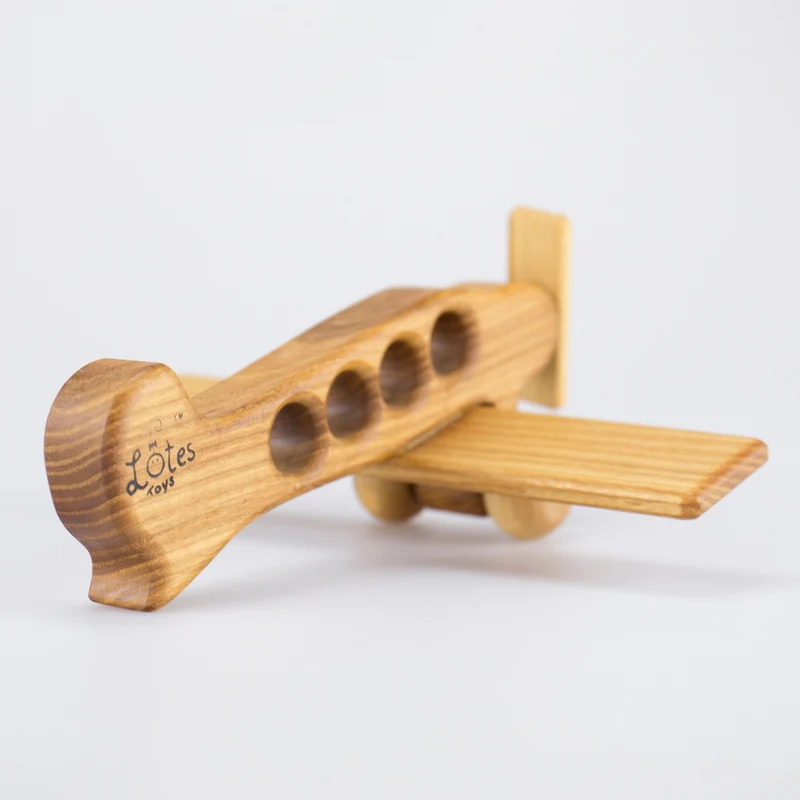 Linienflugzeug aus Holz
