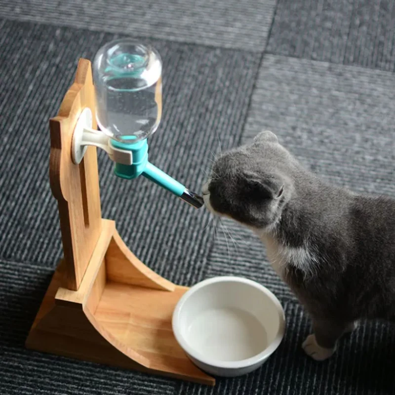 Wasserspender für Katzen und Hunde – Automatischer Trinker mit Flasche und Holzständer