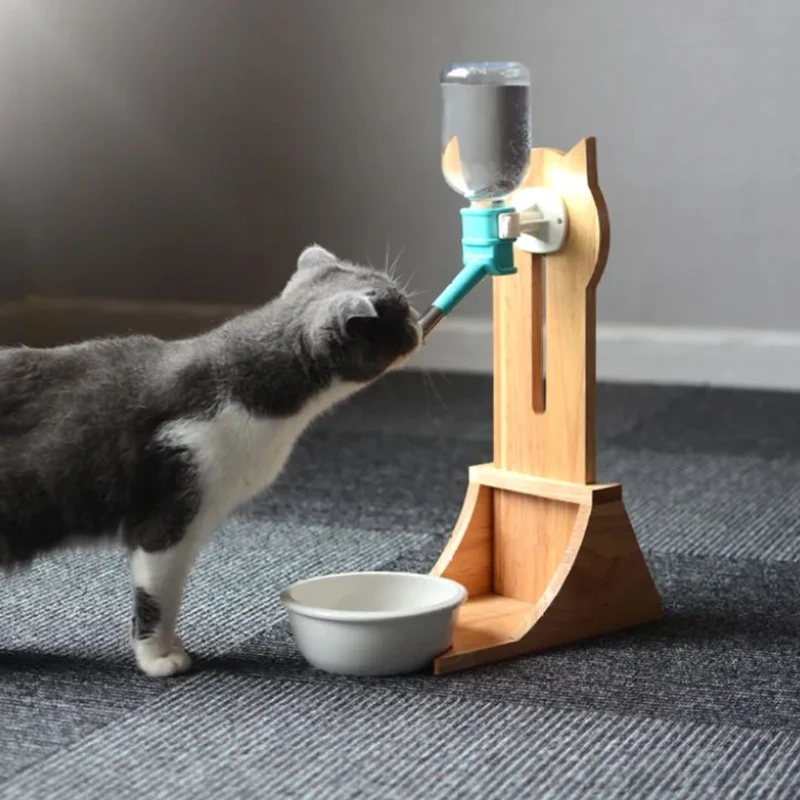 Wasserspender für Katzen und Hunde – Automatischer Trinker mit Flasche und Holzständer