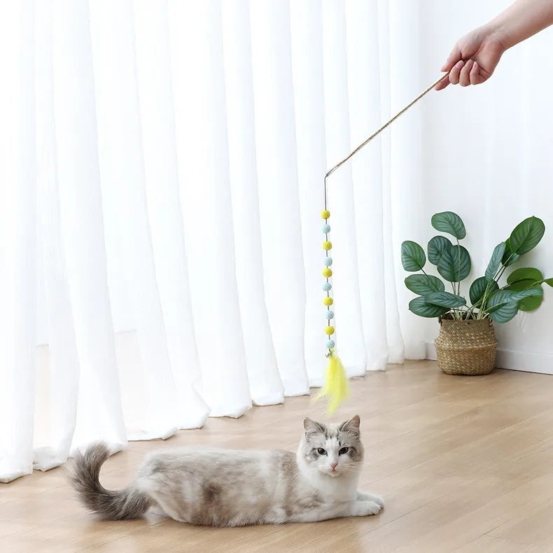 Interaktives Katzenspielzeug mit Pompons und Federn – Spielangel für Katzen