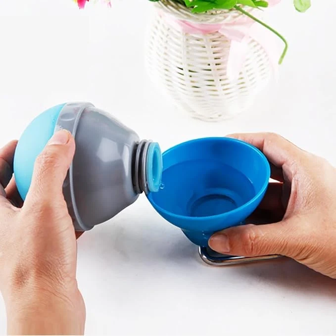 Tragbare Trinkflasche für Haustiere mit Integriertem Napf und Karabiner