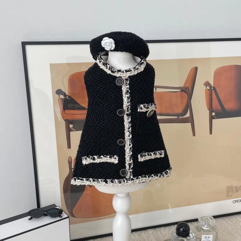 Elegantes Hundehalsband mit Schickem Hütchen und Blumenapplikation – Modisches Design für Deinen Vierbeiner