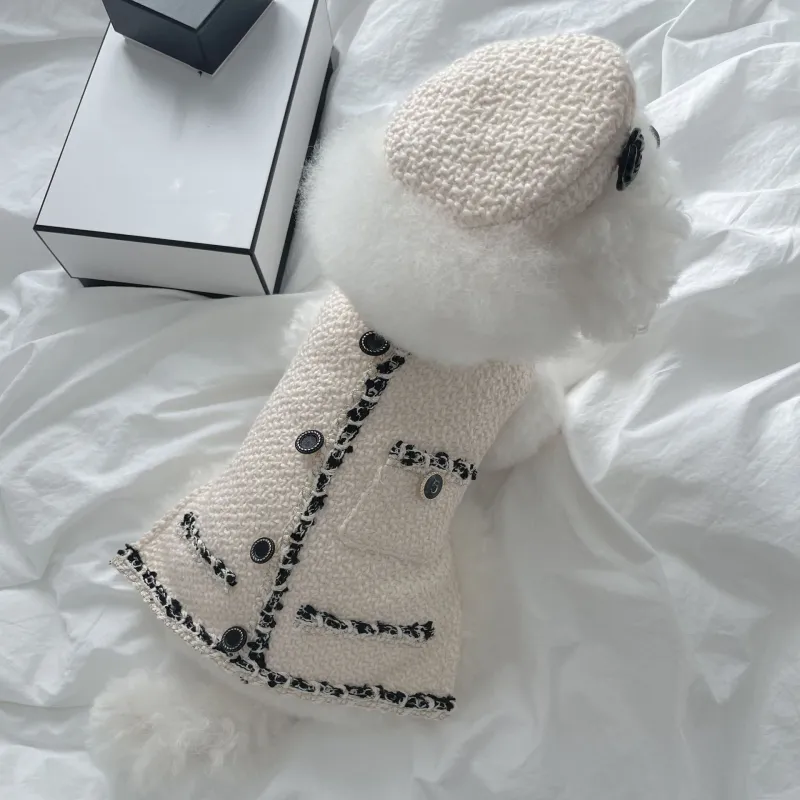 Elegantes Hundehalsband mit Schickem Hütchen und Blumenapplikation – Modisches Design für Deinen Vierbeiner